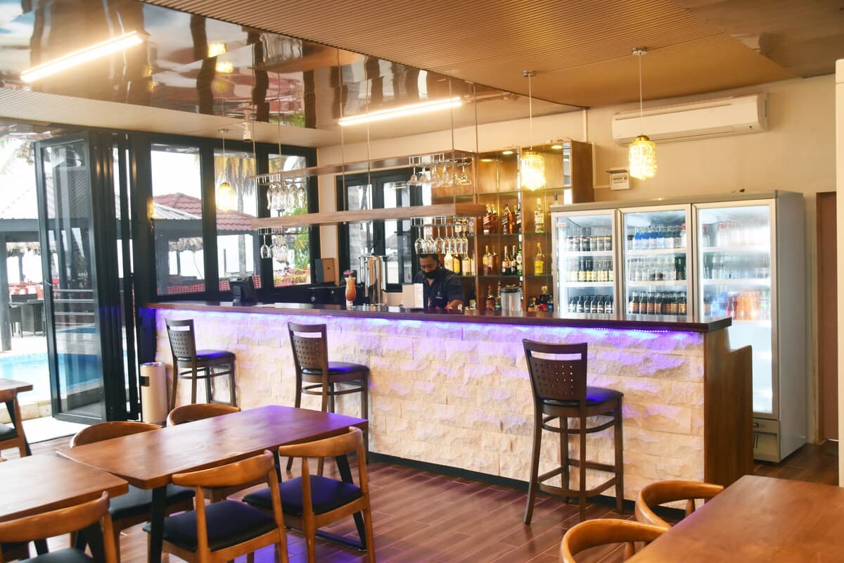 Restaurant & Bar