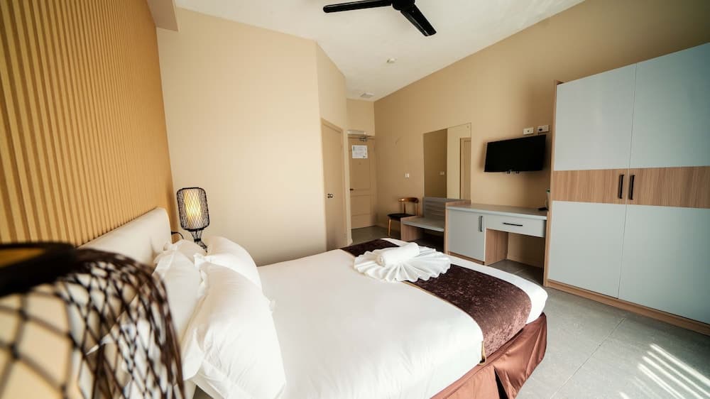 Deluxe Room, 1 Queen Bed at Hotel BulaBard image 2