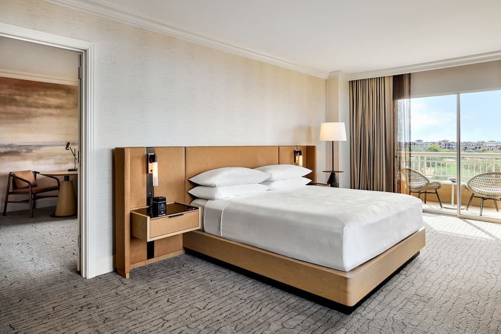 Deluxe Room, 1 Queen Bed at Hotel BulaBard image 3